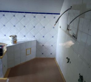 Dezelfde badkamer vóór de werken, met oude tegels